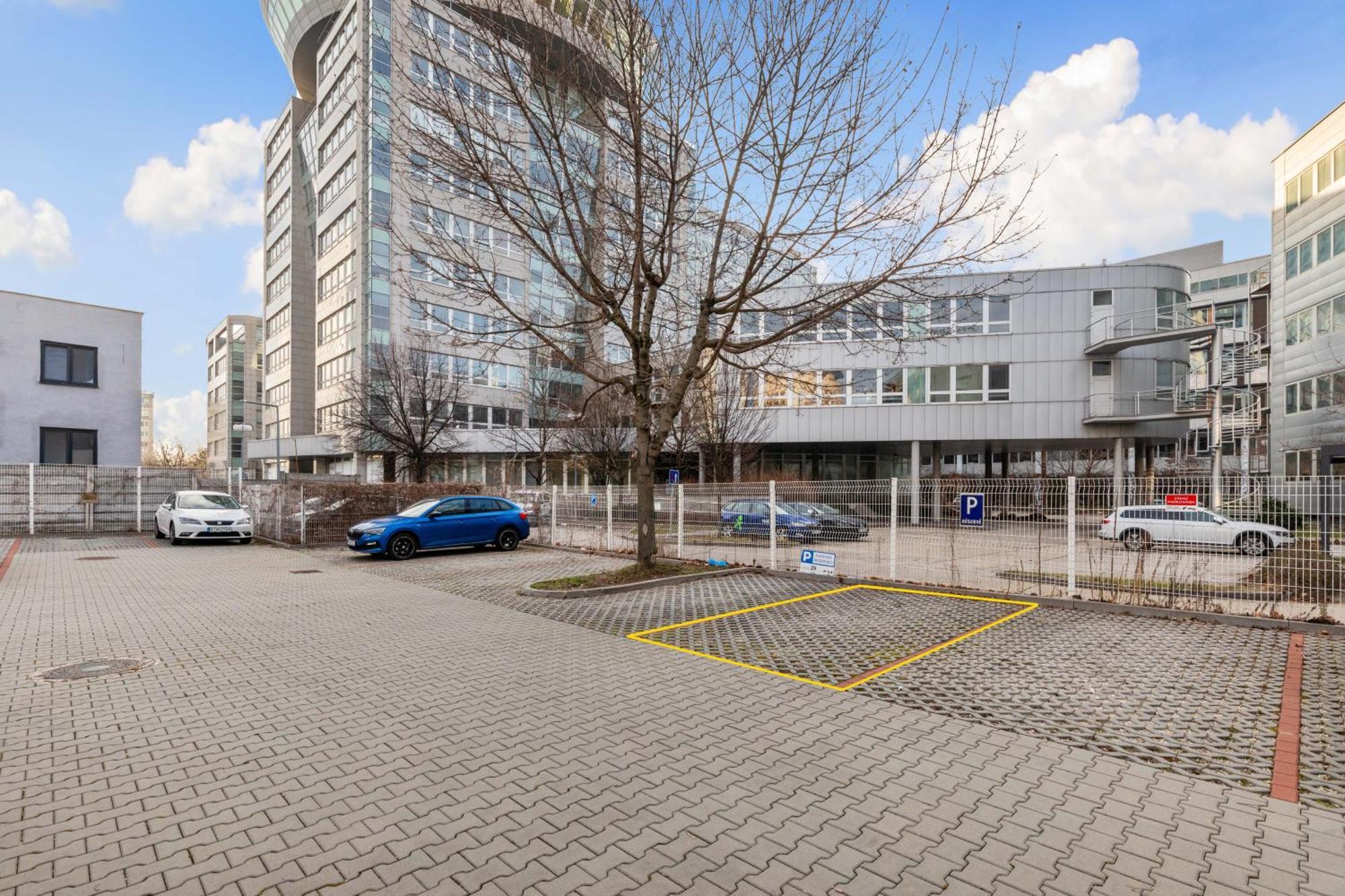 Ferienwohnung Lam Safari - Balcony - Ac - Free Parking Pressburg Exterior foto