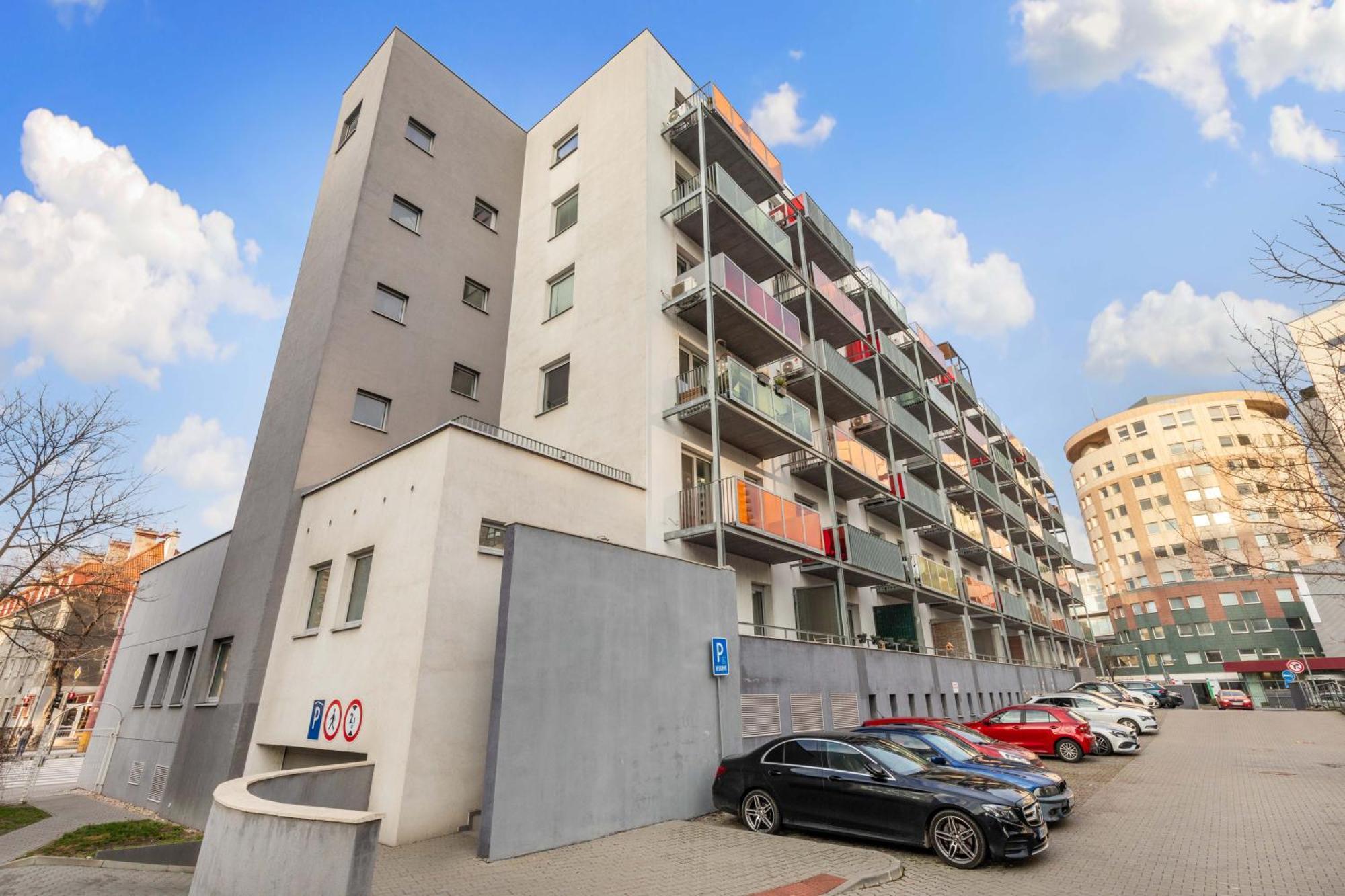 Ferienwohnung Lam Safari - Balcony - Ac - Free Parking Pressburg Exterior foto
