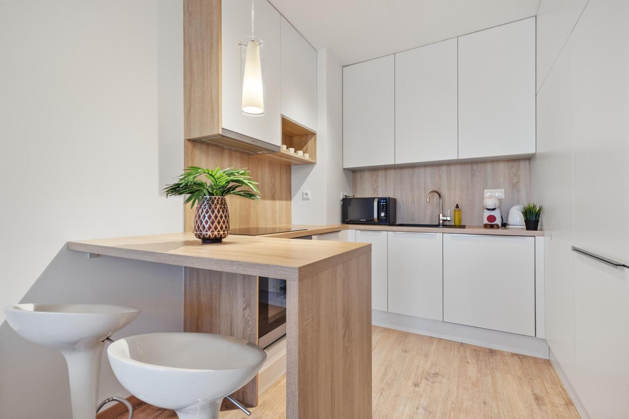Ferienwohnung Lam Safari - Balcony - Ac - Free Parking Pressburg Exterior foto