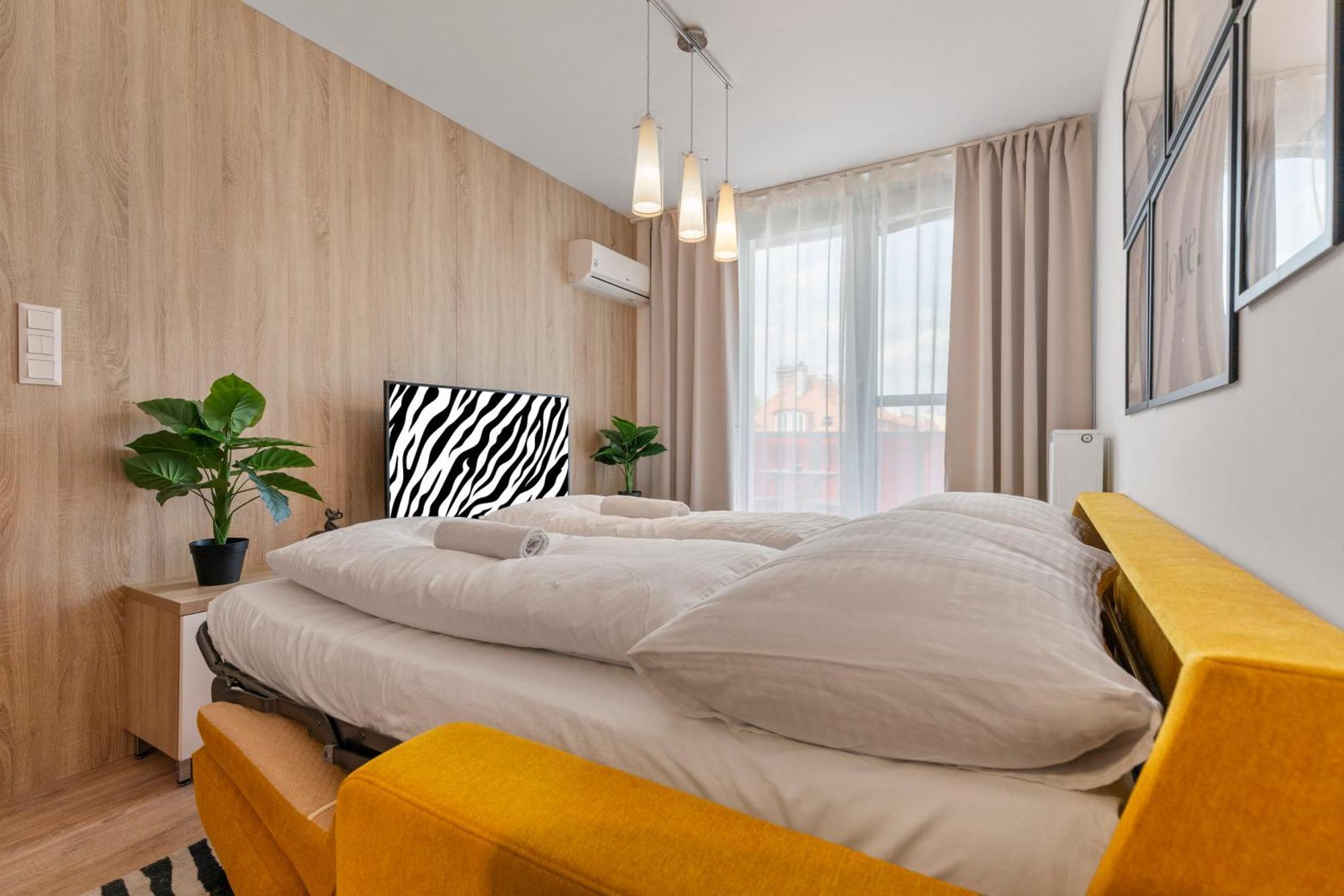 Ferienwohnung Lam Safari - Balcony - Ac - Free Parking Pressburg Exterior foto