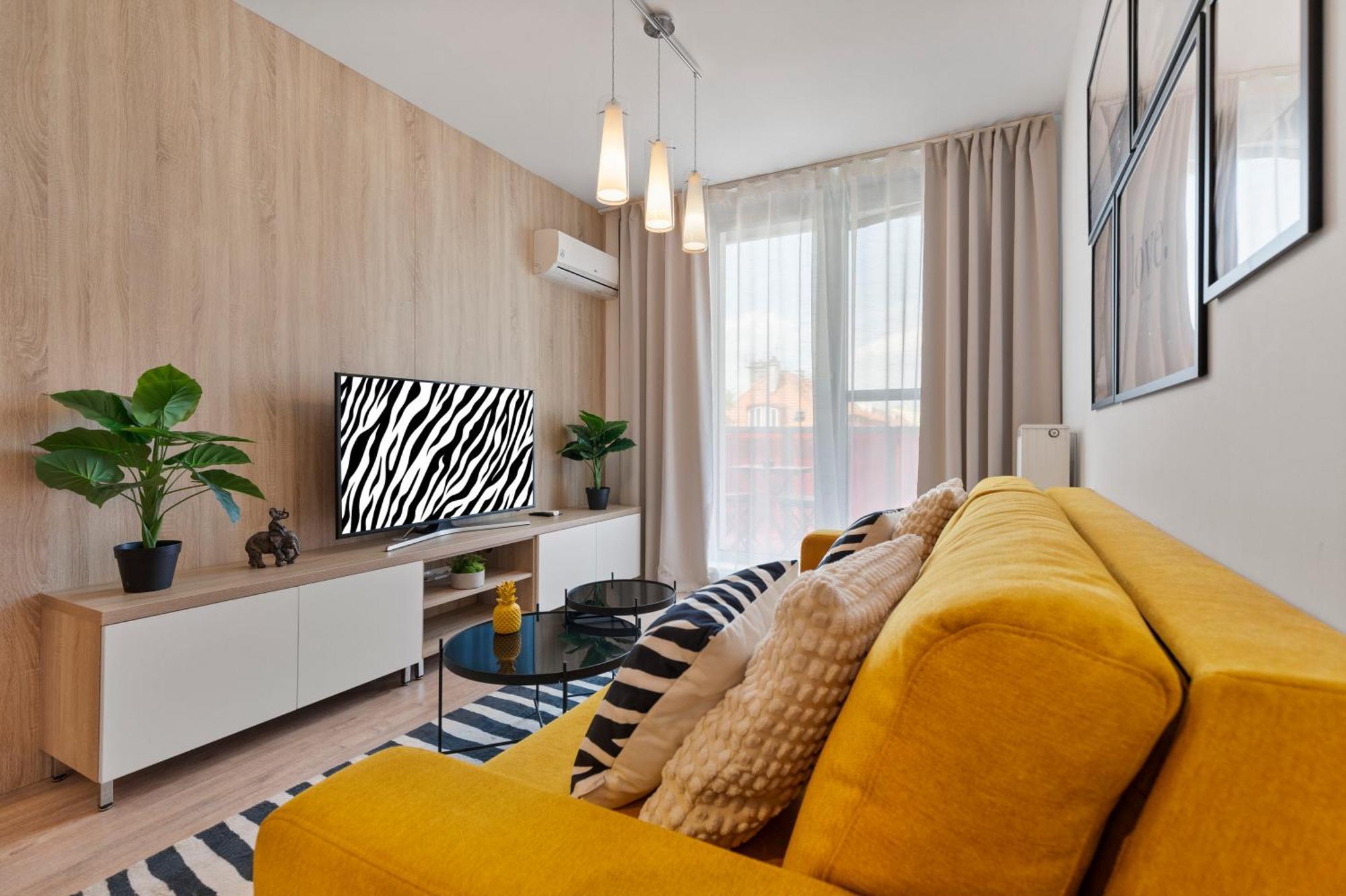 Ferienwohnung Lam Safari - Balcony - Ac - Free Parking Pressburg Exterior foto